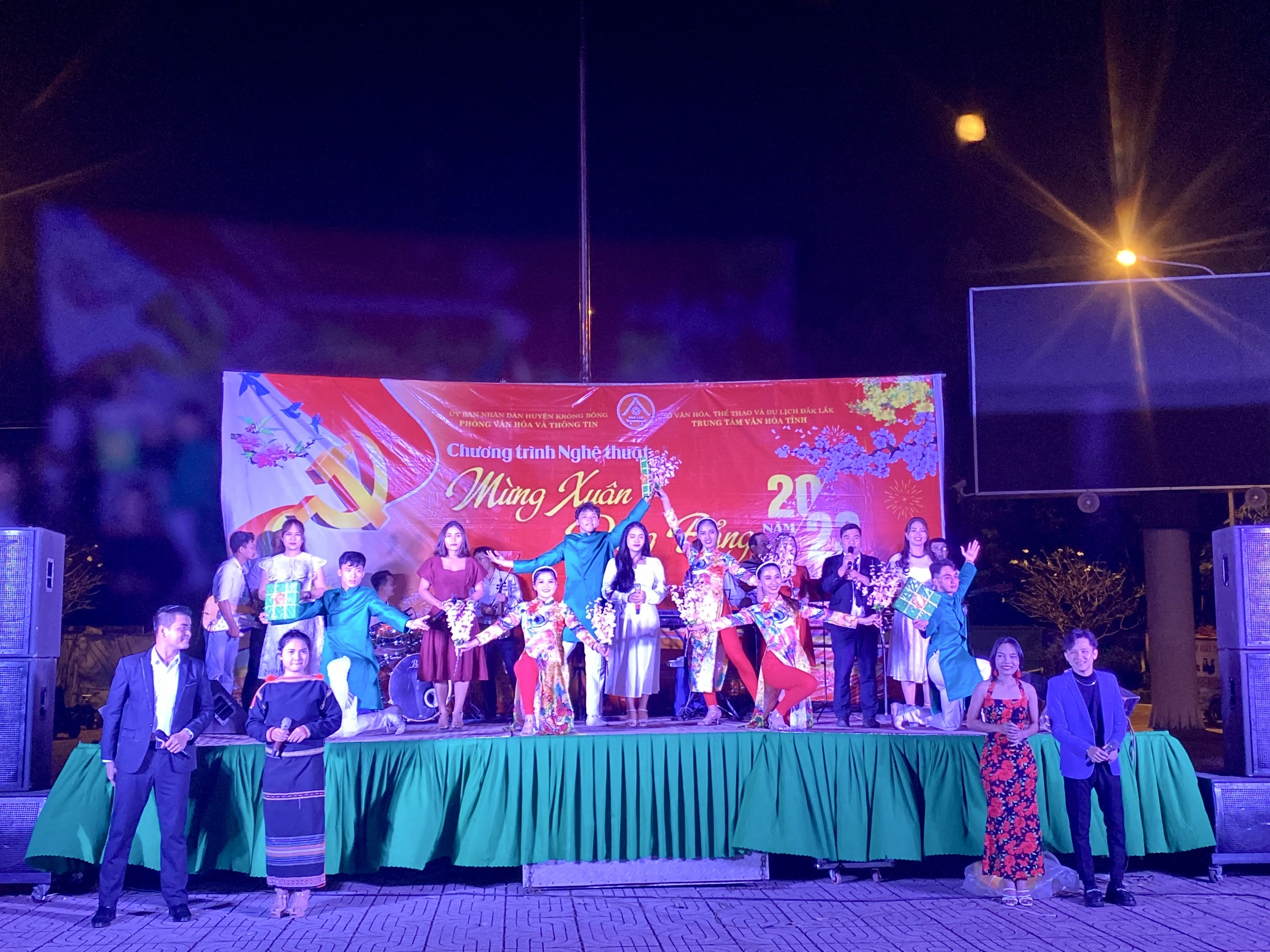 Biểu diễn Chương trình văn nghệ phục vụ Nhân dân nhân dịp kỷ niệm 93 năm Ngày thành lập Đảng Cộng sản Việt Nam (3/2/1930 - 3/2/2023) và đón xuân Quý Mão 2023 tại huyện Krông Bông, Krông Năng và Krông Búk